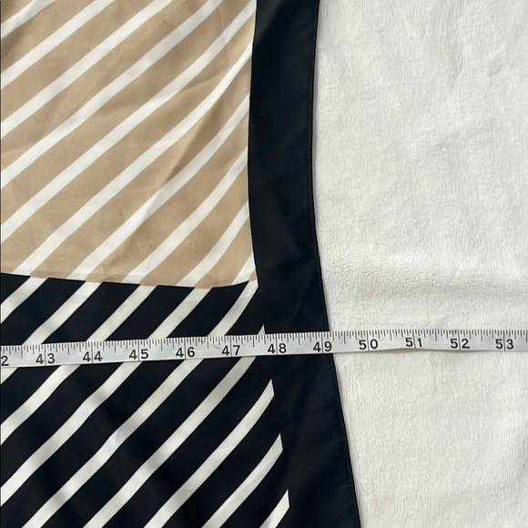 Elegant Striped Scarf with Tassels - Picture 3 of 7